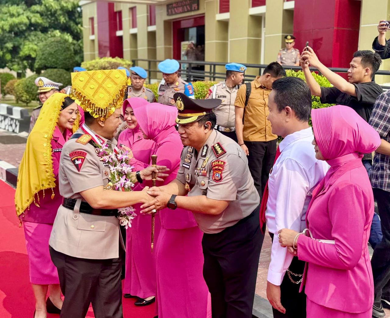 Kapolda Sulteng Irjen Rizal Irawan Tiba di Mapolda Palu, Disambut Prosesi Adat Kaili dan Serah Terima Pataka