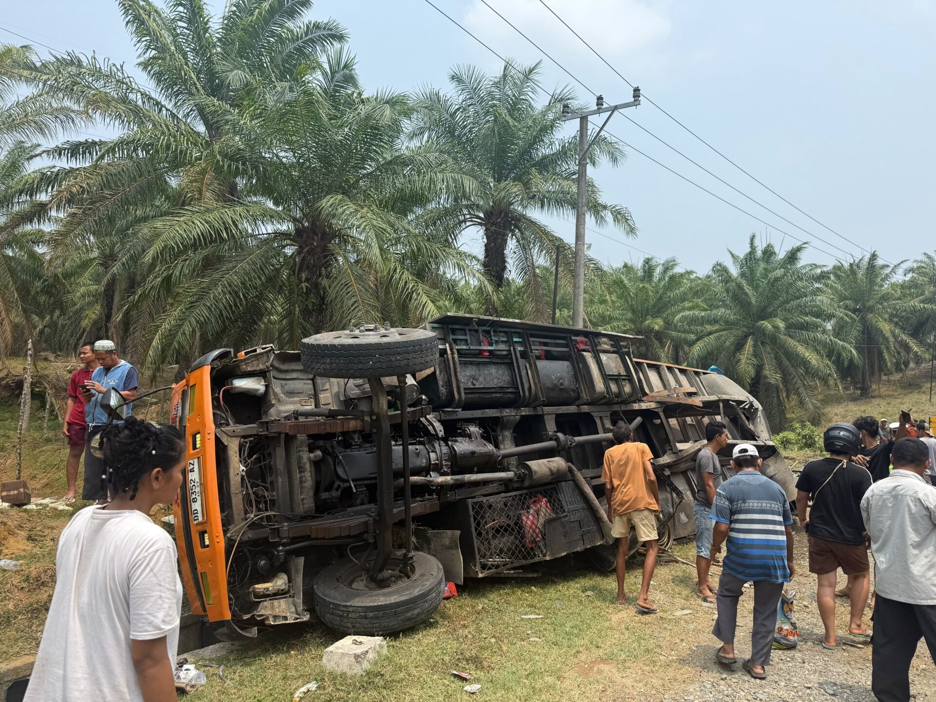 Truk Minyak Kita Masuk Parit di Mamuju Tengah, Sopir 58 Tahun Tewas di Lokasi