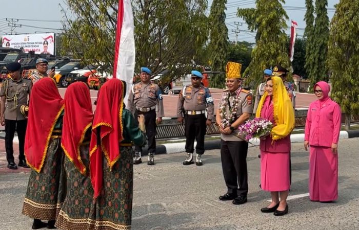 Kapolda Baru Irjen Pol Rizal Irawan Tiba di Polda Sulteng, Disambut Prosesi Adat Kaili