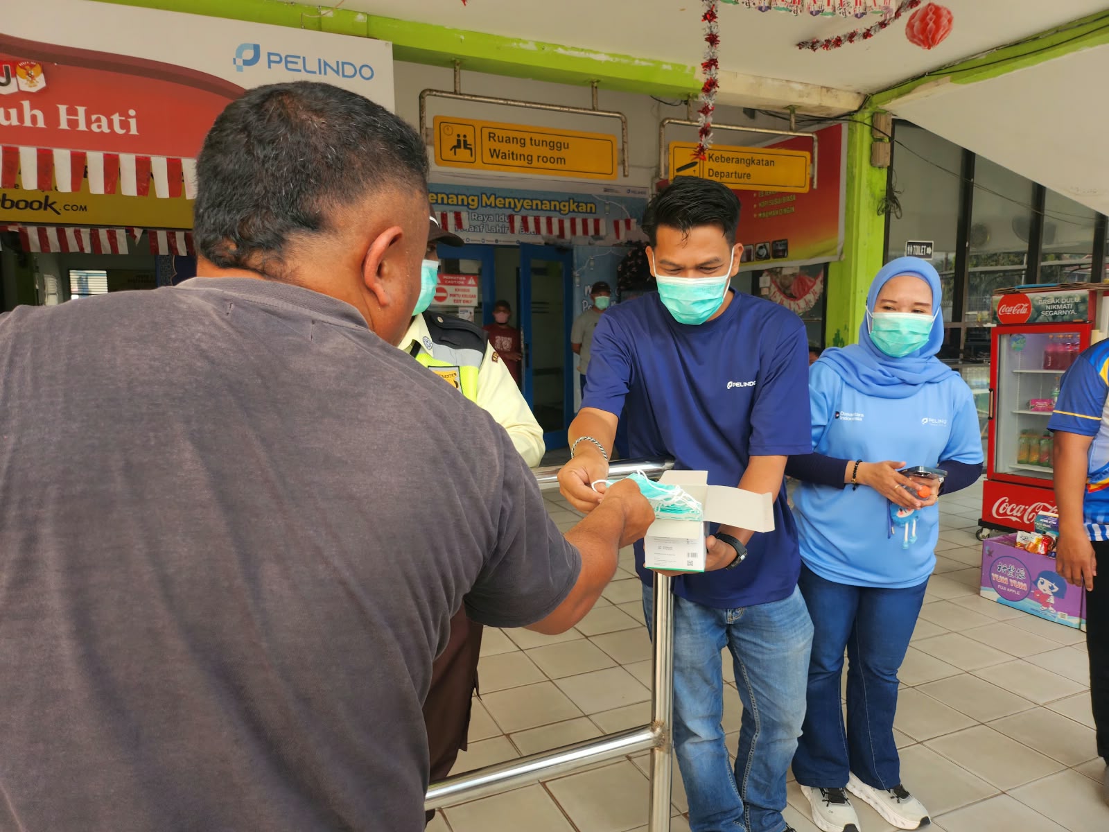 TPK Kendari Bagikan Masker Gratis ke Penumpang Kapal Cepat di Tengah Kabut Asap Sulawesi Tenggara