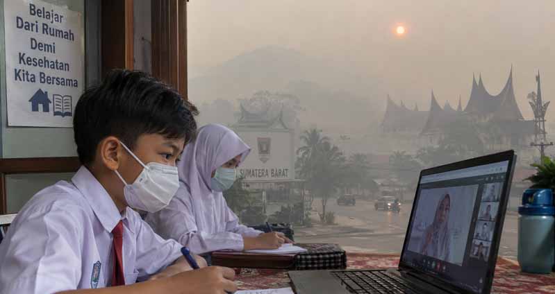 Kabut Asap Karhutla Pekat, 5 Daerah di Sumbar Terapkan PJJ bagi Siswa PAUD hingga SMP