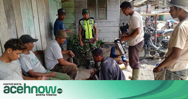 Babinsa Koramil 10/Celala Imbau Warga Blang Kekumur Waspada Kabut Asap, Ingatkan Pakai Masker