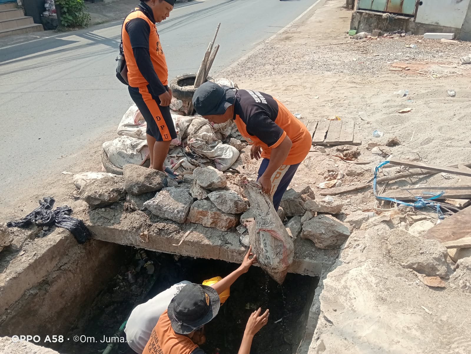 150 Personel Satgas Drainase Kota Makassar Dikerahkan Normalisasi Kanal di Paccerakkang Antisipasi Banjir November