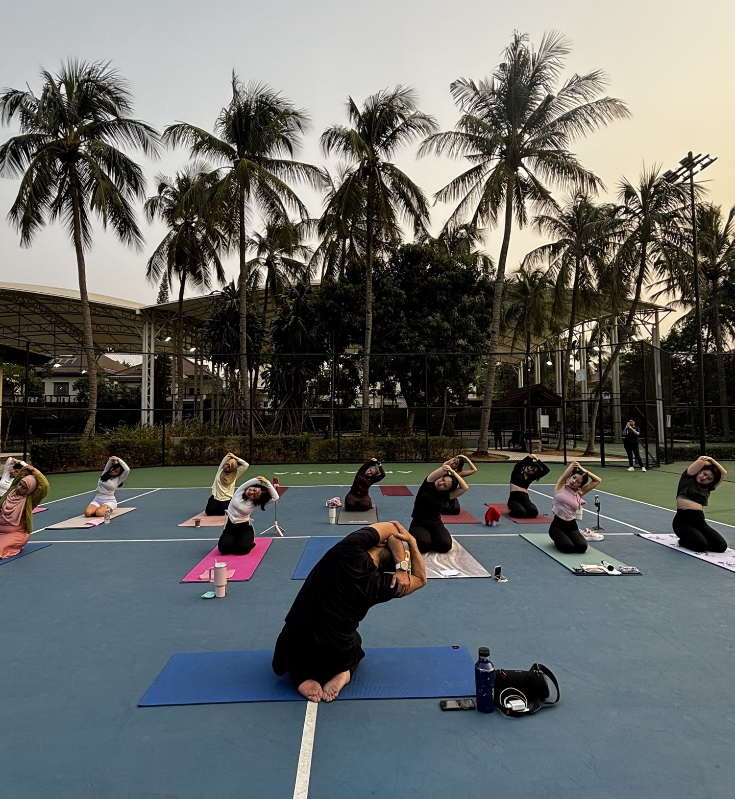 Aryaduta Country Club Karawaci Gelar Sunset Yoga di Lapangan Tenis Outdoor, Peserta Dapat Akses Gratis Sauna