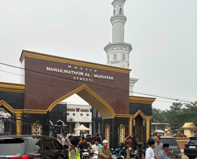 Polwan Polres Muaro Jambi Kawal Salat Jumat di Masjid At-Taqwa Sengeti, Jemaah Diminta Tak Khawatir