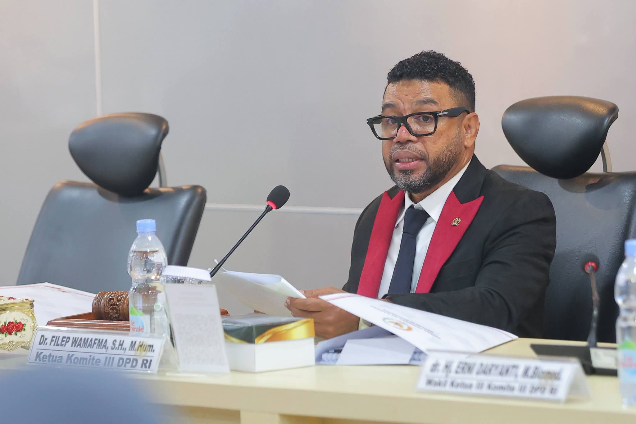 Ketua Komite III DPD RI Filep Wamafma Desak Polda Papua Barat Buka Hasil Autopsi Yanto Idorway kepada Keluarga