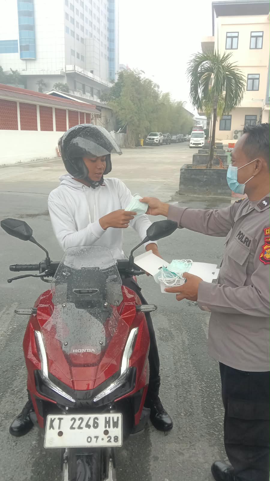 Kabut Asap Karhutla Pekat Selimuti Balikpapan, Polresta Wajibkan Warga Pakai Masker di Luar Ruangan
