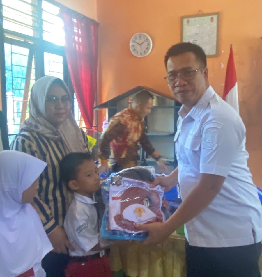 Pemkab Kepulauan Anambas Bagikan 5 Stel Pakaian Sekolah ke Siswa Baru SD-SMP, Ringankan Beban Wali Murid