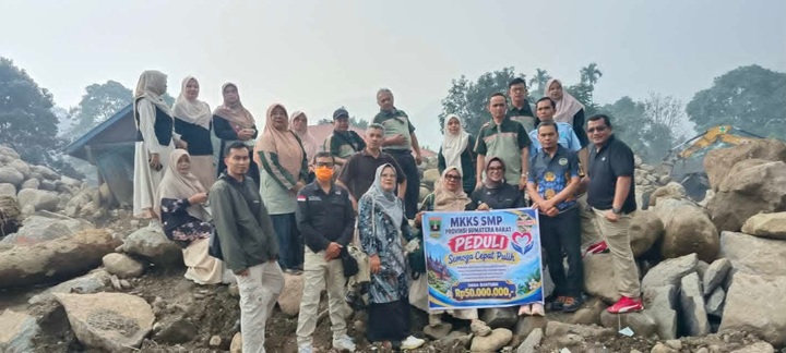 MKKS SMP Sumbar Salurkan Rp 50 Juta untuk Guru dan Siswa Korban Banjir Bandang Solok