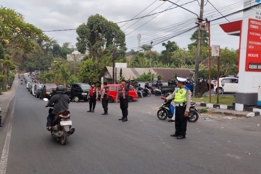 Polsek Gianyar Kerahkan 41 Personel Kawal Antrean BBM di 4 SPBU, Dua Titik Kosong Pasokan