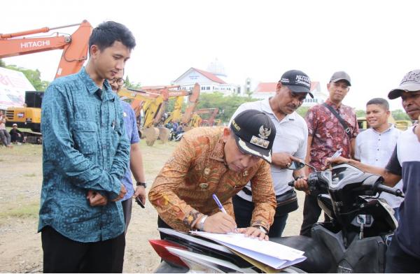 94 Alat Berat Dikerahkan Pulihkan Pidie Jaya Pascabencana, 66 Dump Truck Angkut Lumpur