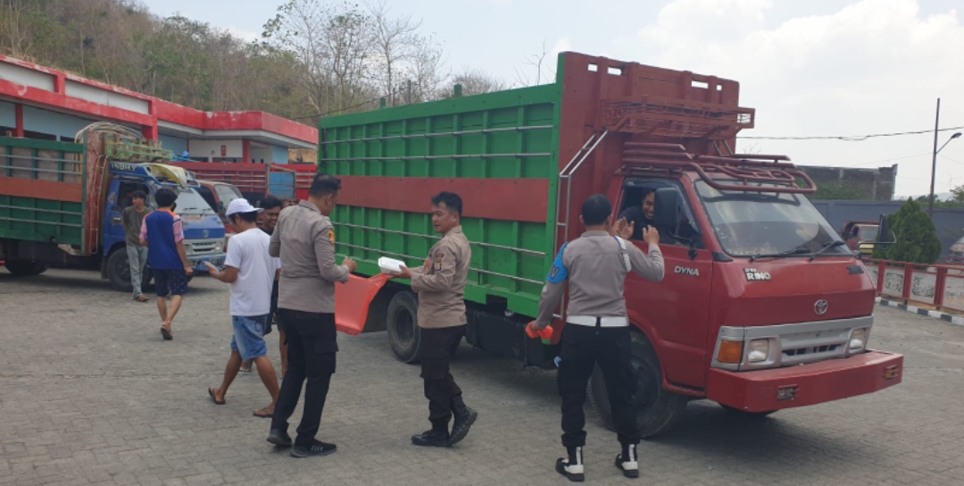 Kapolsek Watang Pulu Bagikan 40 Nasi Kotak ke Warga dan Pengguna Jalan di Sidrap