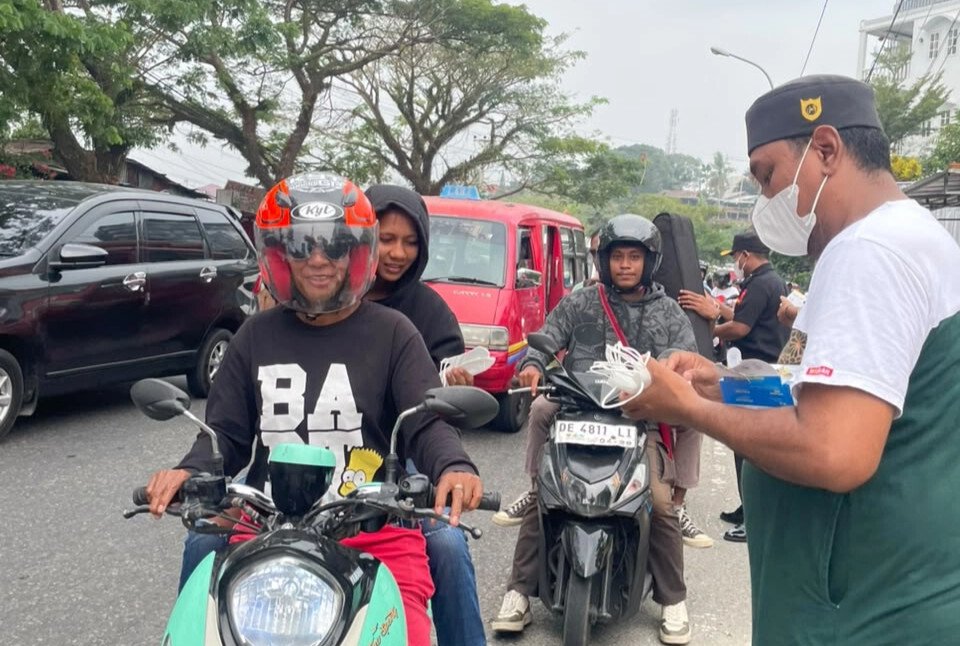 LDII Maluku Bagikan 1.500 Masker di Jalan Sudirman Ambon saat Asap Karhutla Selimuti Kota