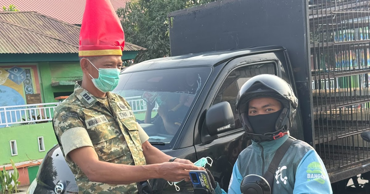 Kodim 1406/Wajo Bagikan Masker ke Warga Tempe Sengkang, Antisipasi Paparan Asap Karhutla