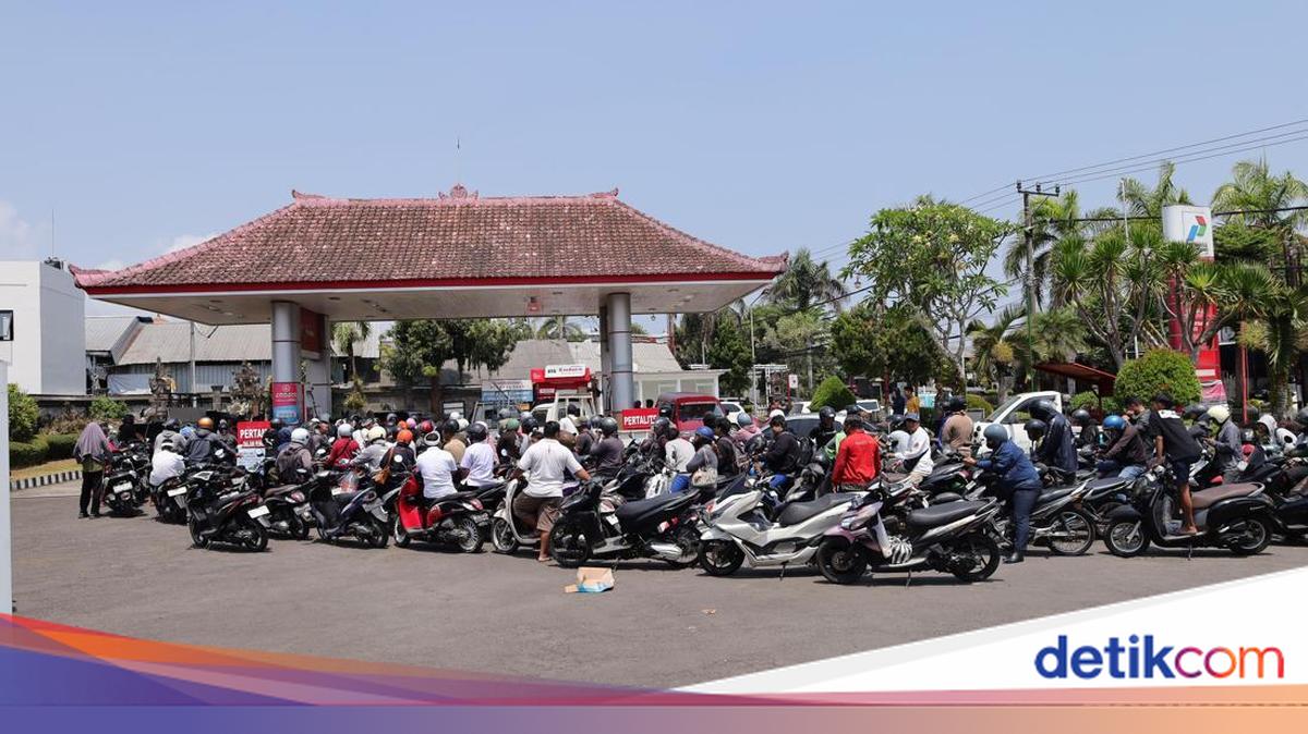 Bupati Gianyar Terapkan WFH untuk ASN Mulai Hari Ini Imbas Antrean Panjang BBM di SPBU