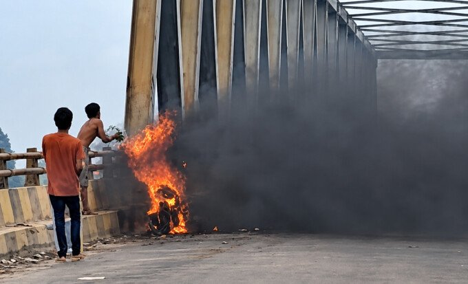 Motor Pelajar Terbakar di Jembatan Kotawaringin Km 38, Pengendara Selamat Tanpa Luka