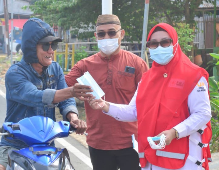 Karang Taruna dan PMI Gorontalo Utara Bagikan Masker Gratis di Kwandang, Respons Kualitas Udara Memburuk