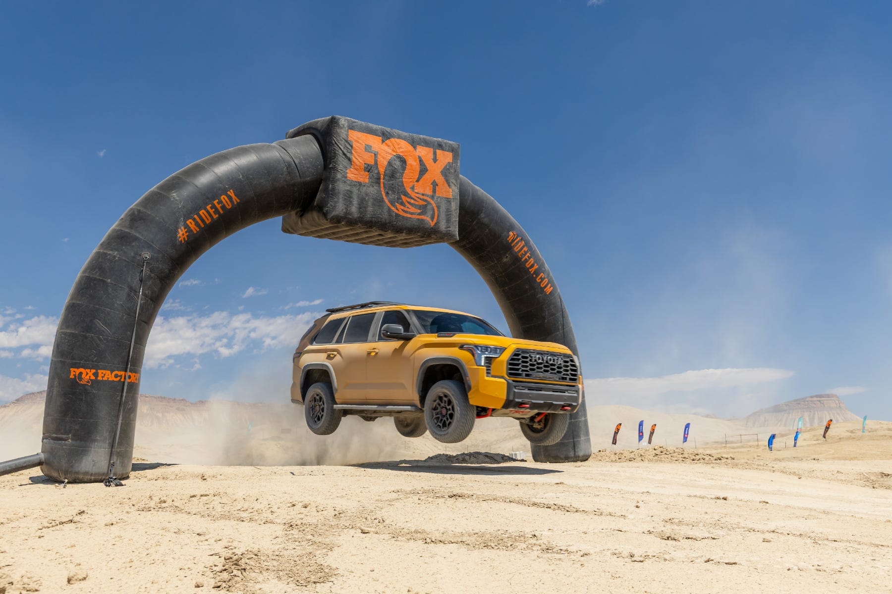 Toyota Tundra dan Sequoia TRD Pro: Truk Raksasa yang Bisa Terbang di Lintasan Rally