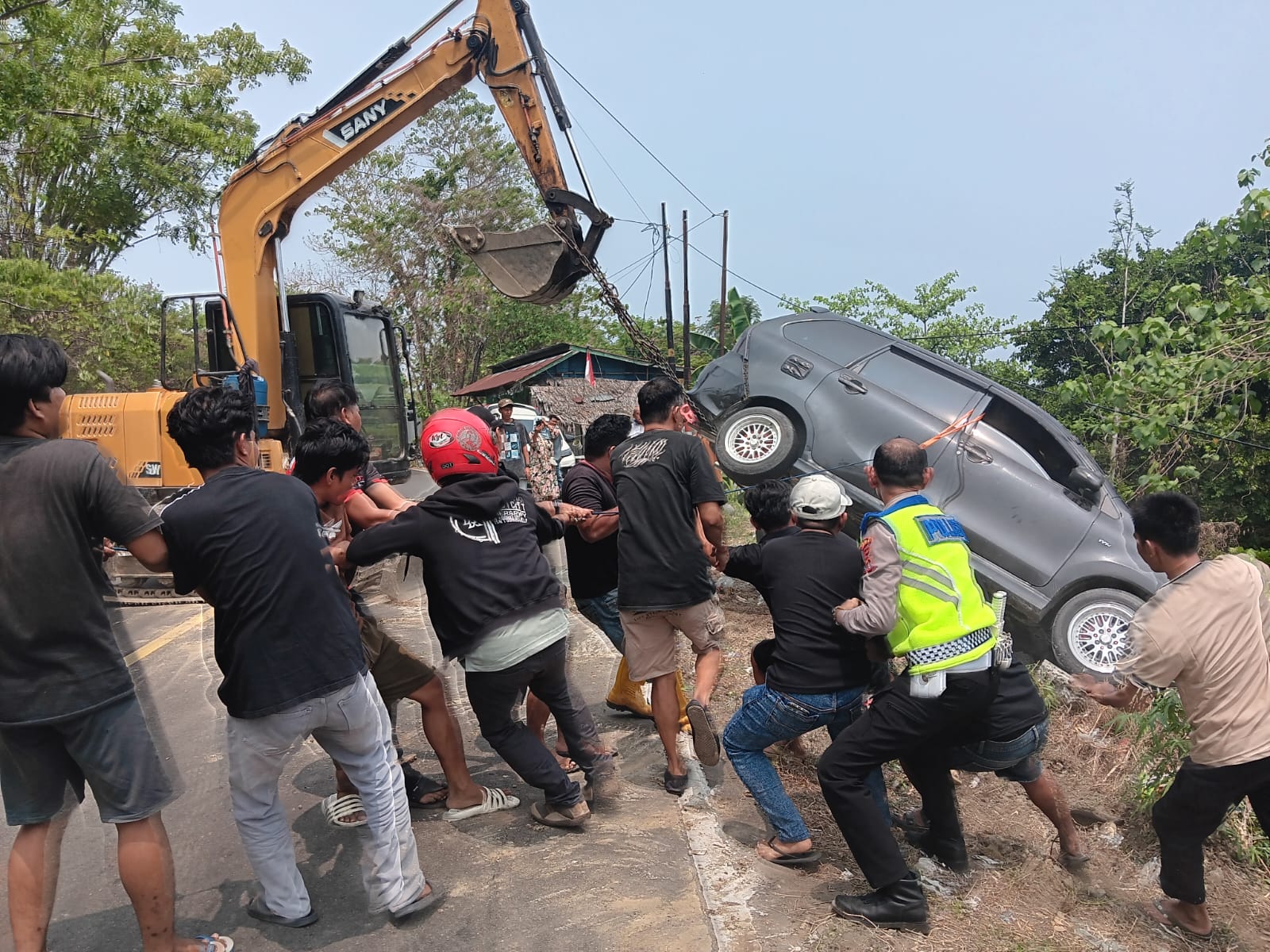 Mobil Avanza Terjun ke Lereng Trans Sulawesi di Mamuju, Pengemudi Mengantuk Berhasil Selamat