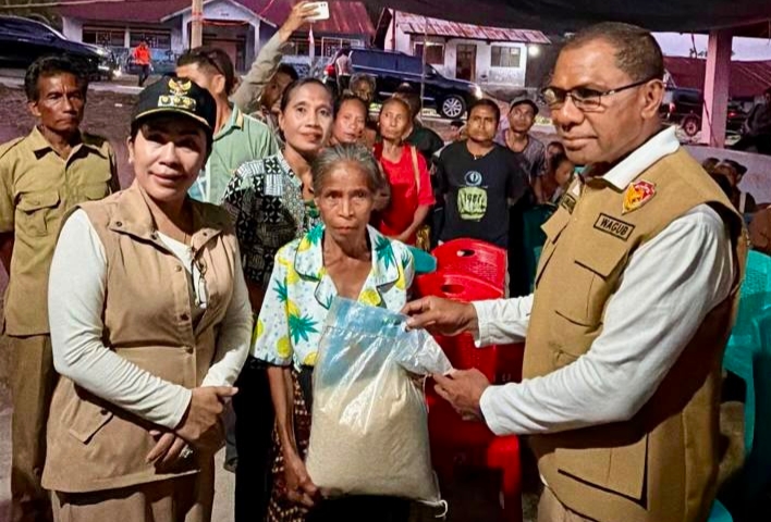 Wagub NTT Johni Asadoma Tinjau Korban Gempa di Kodi Sumba Barat Daya, Minta Data Kerusakan By Name By Address