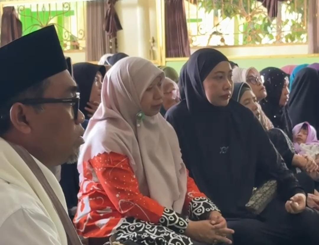 Wabup Lombok Barat Hj. Nurul Adha Menitikkan Air Mata saat Takziah ke Rumah Duka Tuan Guru Bagu