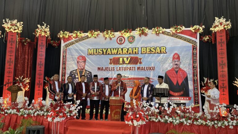Gubernur Maluku Buka Mubes IV Latupati di Baileo, Minta Raja Selesaikan Konflik Batas Negeri Lewat Dialog Adat