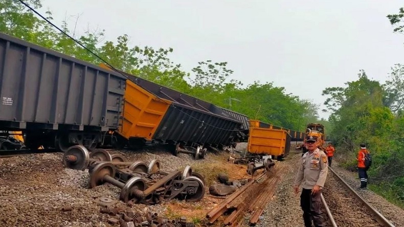 Tabrakan Babaranjang di OKU, 2 Lokomotif Terguling dan 12 Gerbong Terbalik