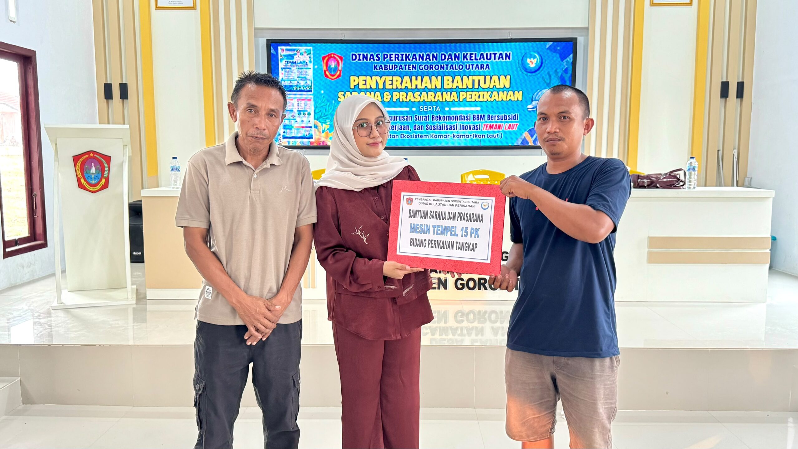 Ketua Komisi III DPRD Gorontalo Salurkan Mesin Tempel dan Freezer untuk Nelayan Gorontalo Utara