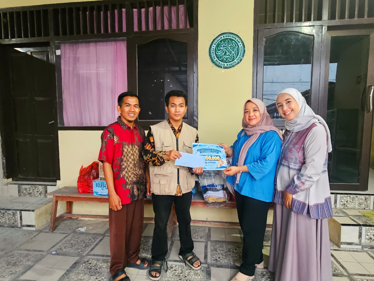 TPA Qurrota A'yun Sungailiat dan BKPRMI Salurkan Bantuan untuk Korban Kebakaran Desa Serdang