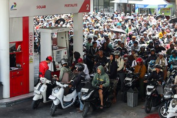 Pertamina Siagakan SPBU 24 Jam, Antrean BBM di Bali Mengular