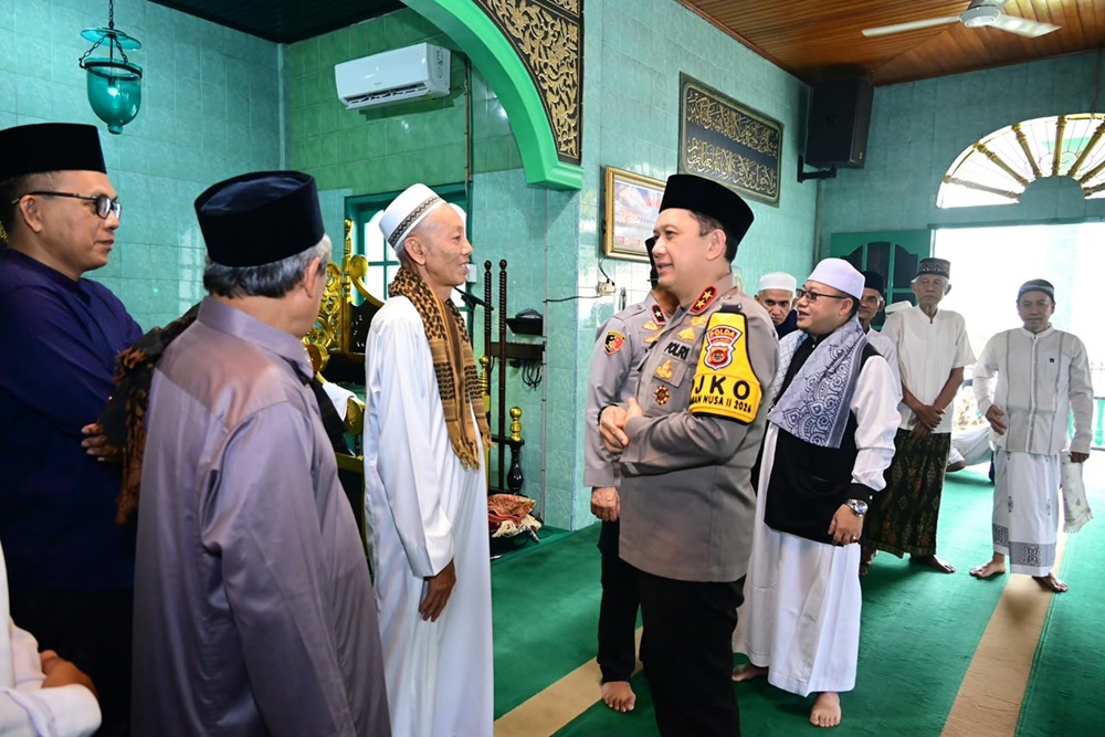 Kapolda Jambi Salat Jumat Keliling di Masjid Al As'Adiyah, Ajak Warga Jaga Kamtibmas