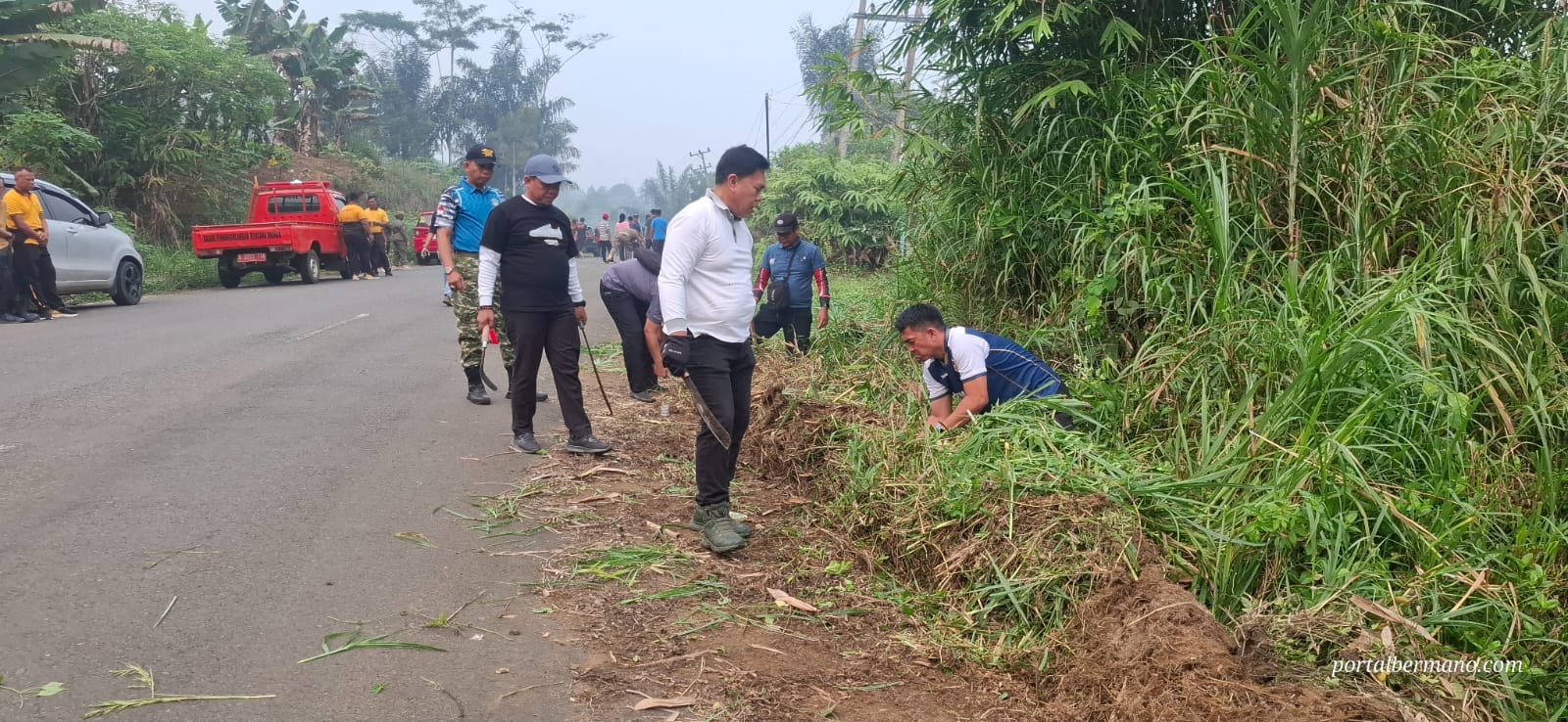 Pemkab Lebong dan Forkopimda Gelar Gotong Royong Tebas Bayang di Jalur Lintas Lebong–Arga Makmur