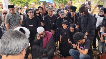Doddy Katamsi Dimakamkan di Pangkalan Jati, Chika Tak Kuasa Menahan Tangis