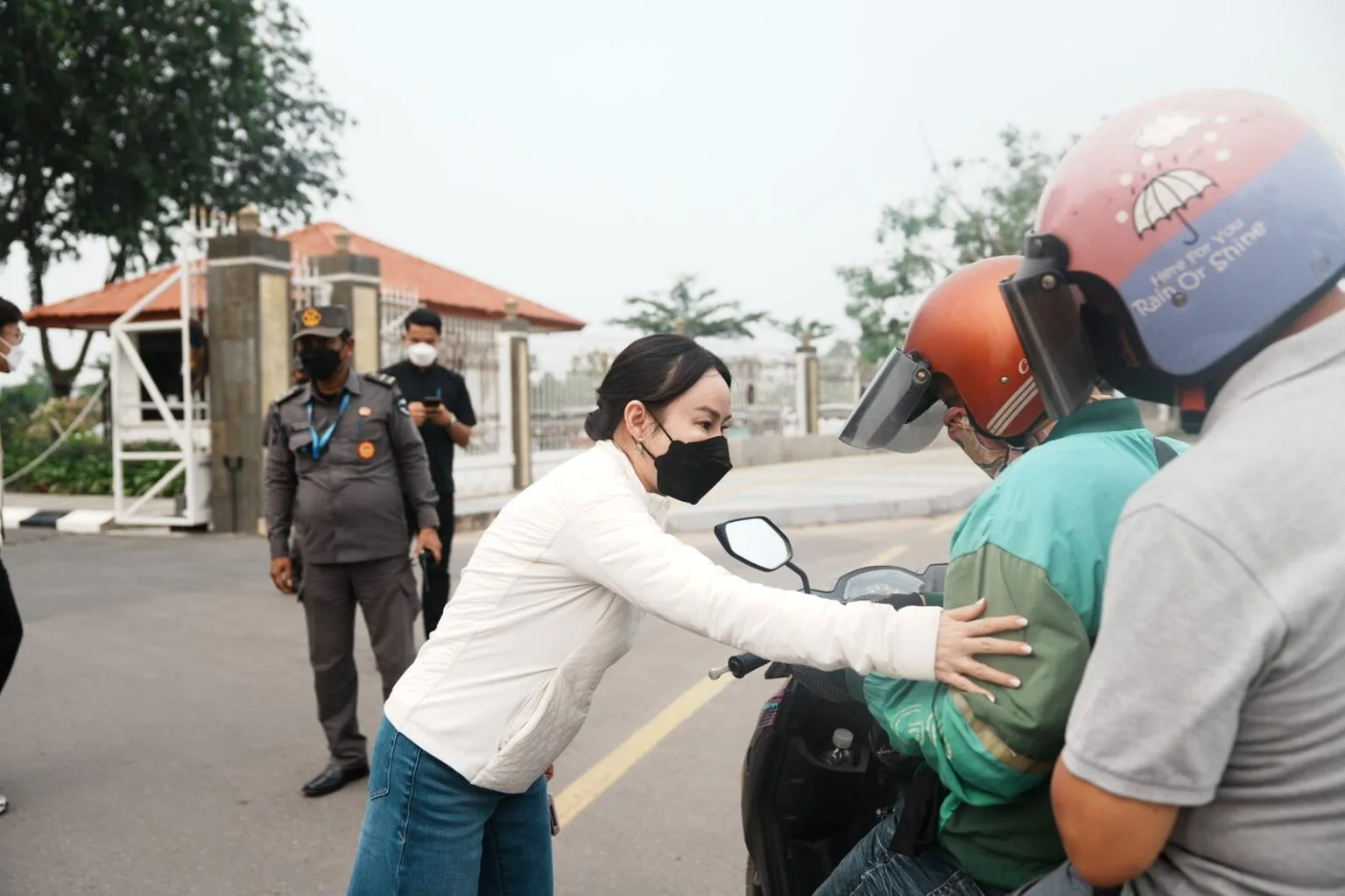 Kualitas Udara Batam Masuk Kategori Tidak Sehat, Li Claudia Bagikan Masker Gratis di Bundaran BP Batam