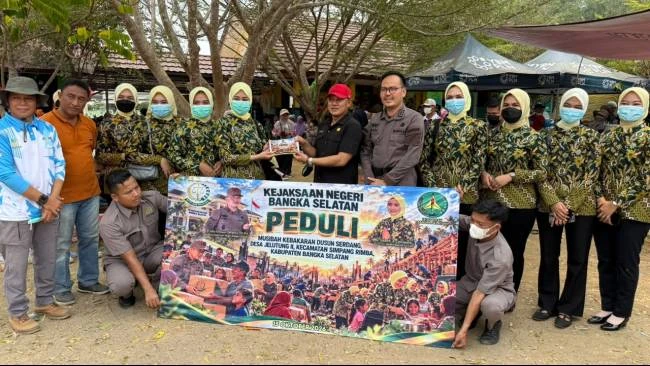 Kejari Bangka Selatan Serahkan Rp10 Juta hingga 40 Sak Semen untuk Korban Kebakaran Dusun Serdang