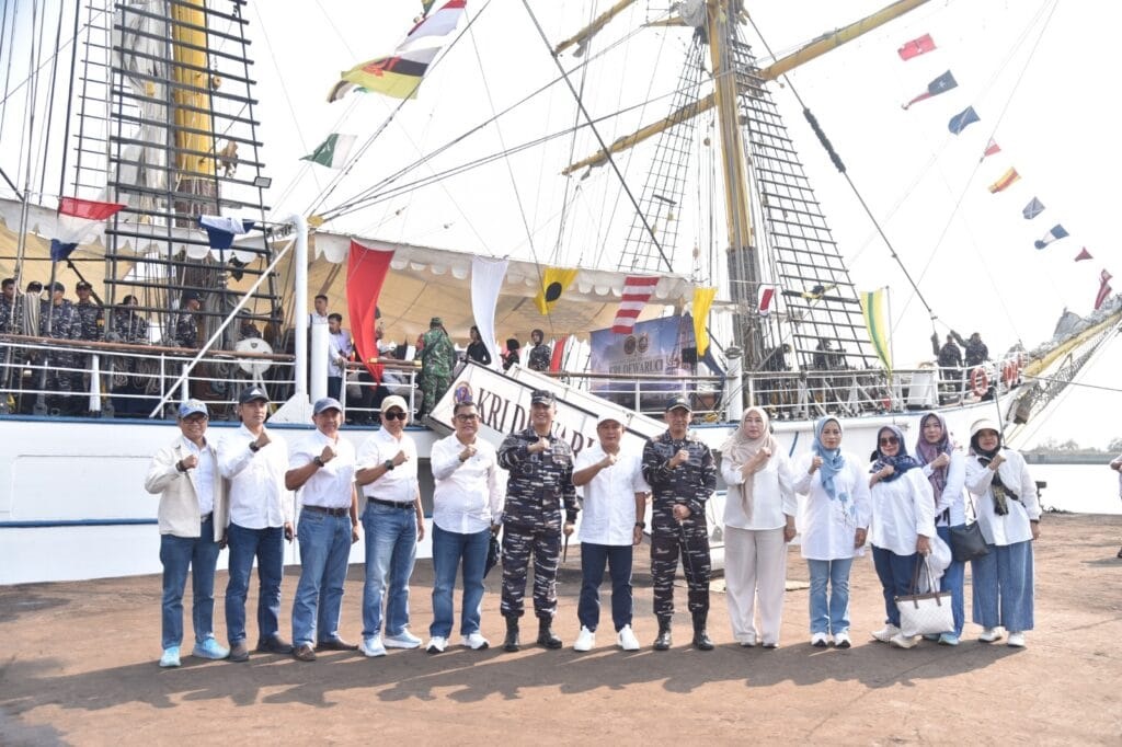 Bupati Kuningan dan Jajaran Ikut Joy Sailing KRI Dewaruci di Pelabuhan Cirebon