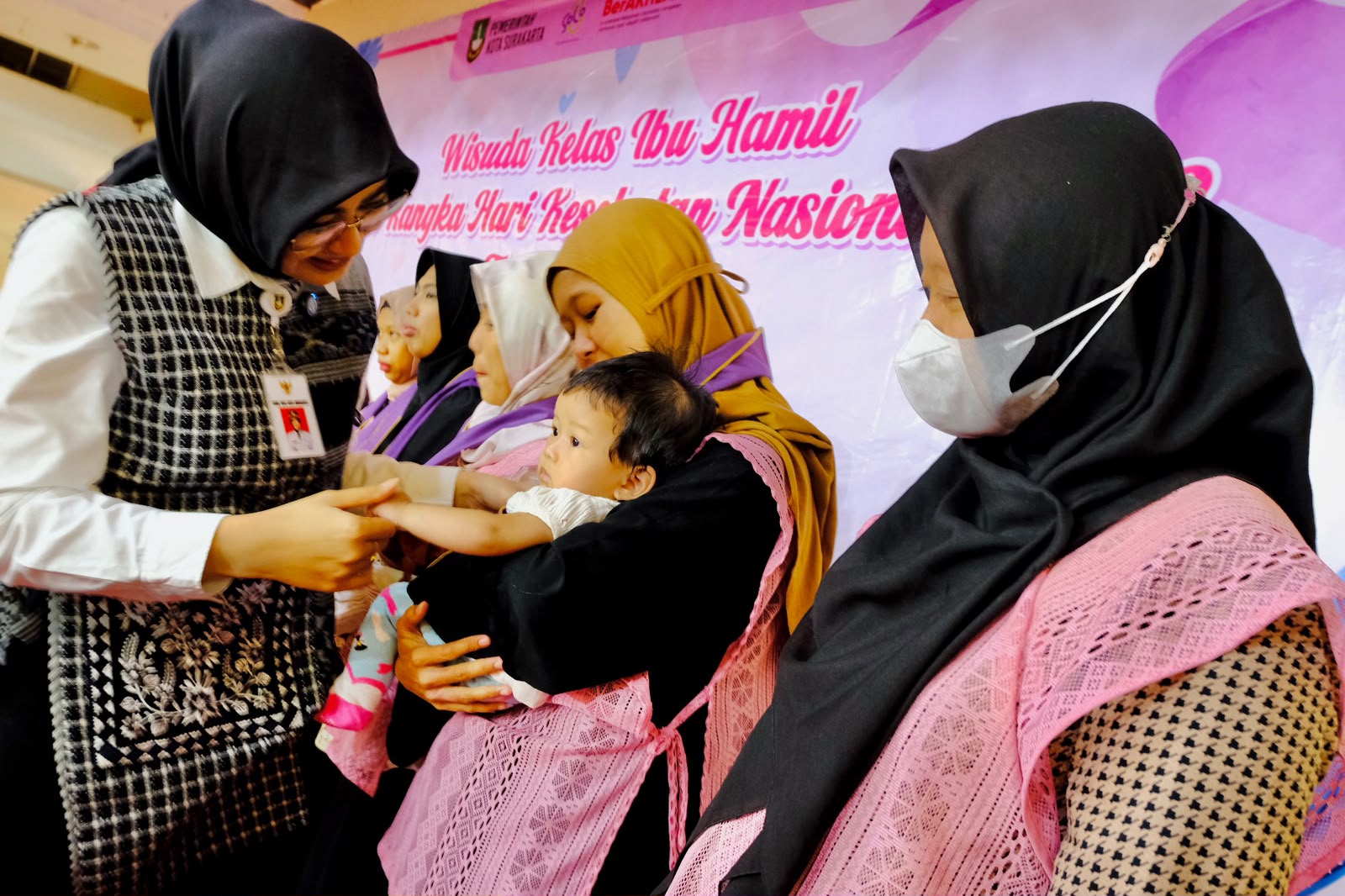 Kelas Ibu Hamil Solo Wisuda 170 Peserta, Deteksi Dini Risiko Kehamilan Jadi Fokus
