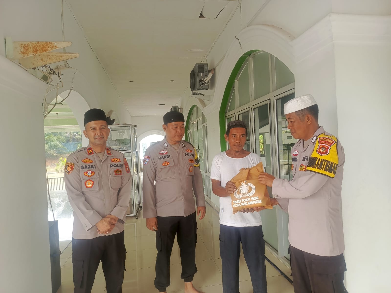 Kapolsek Plakat Tinggi Salurkan Bansos ke Warga Desa Sukajaya, Beras hingga Minyak Diserahkan Langsung