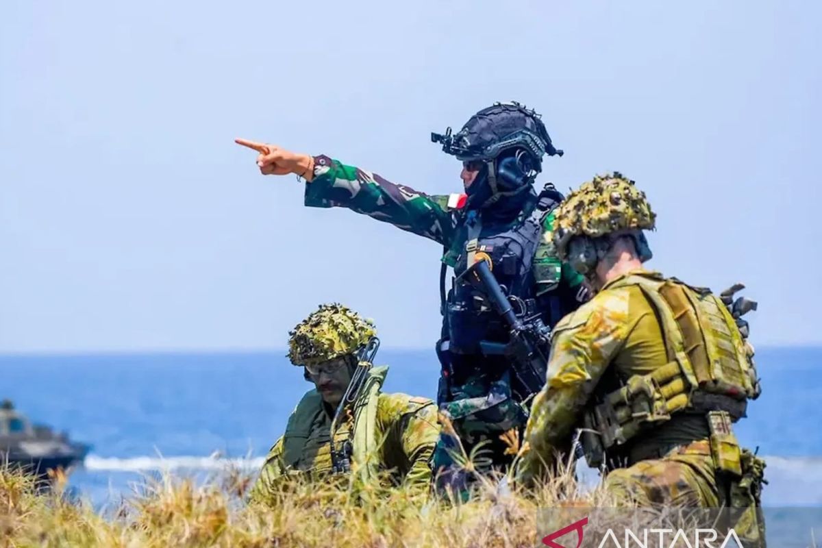Latihan Amfibi Marinir TNI AL dan ADF Digelar di Pantai Banongan Situbondo