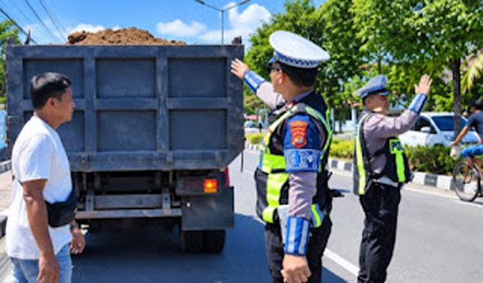 Satlantas Polresta Padang Tertibkan Truk Parkir Sembarangan di Jalan Bypass, Pengemudi Diberi Surat Teguran