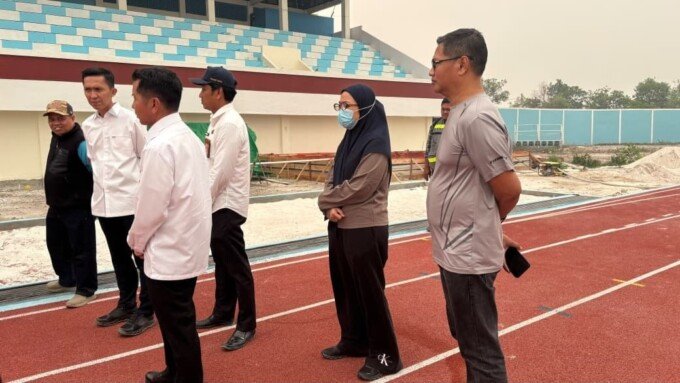 Waket I DPRD Kalteng Riska Agustin Cek Renovasi Stadion Sukma Negara Pangkalan Bun Jelang Porprov 2026