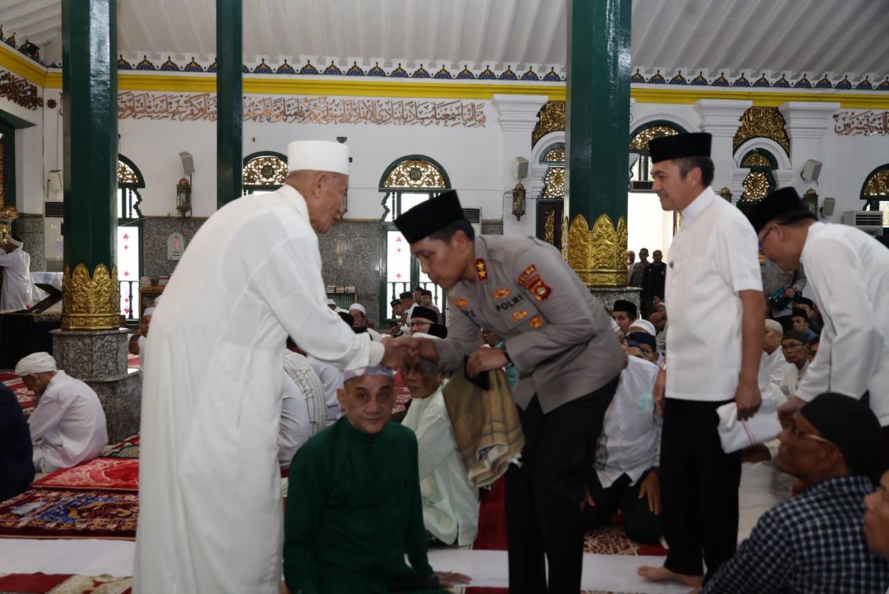 Kapolda Sumsel Rony Samtana Sambangi Masjid Agung SMB, Serahkan Bantuan Cat dan Gelar Bakti Kesehatan Jemaah
