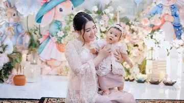 Tradisi Tedak Siten Anak 7 Bulan: Makna dan Rangkaian Prosesinya