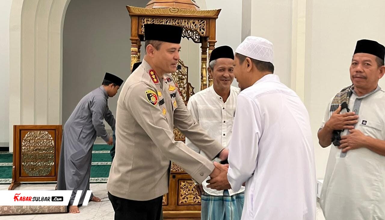 Kapolresta Mamuju Sambangi Jamaah Masjid Raya Suada Usai Salat Subuh, Buka Ruang Aspirasi Warga