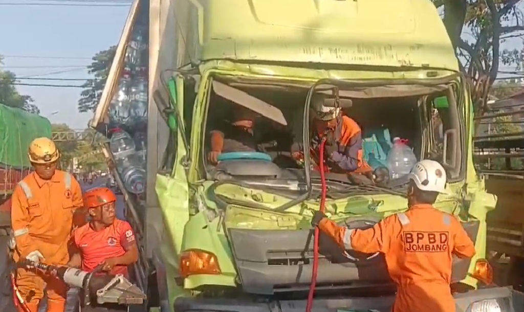Truk Galon Tabrak Tronton di Jombang, Sopir Terjepit Dievakuasi BPBD