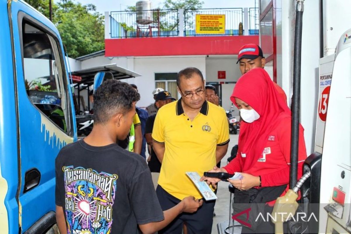 Kapolda Papua Barat Awasi BBM Subsidi di Manokwari, Cek Dokumen Kendaraan