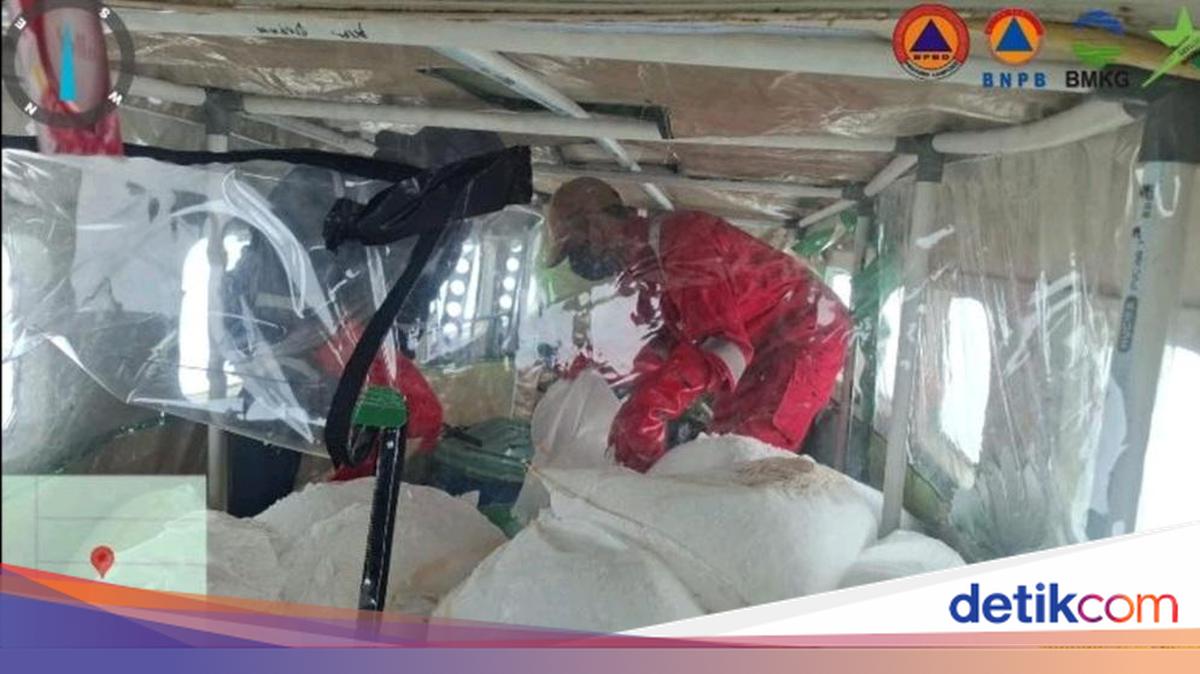 Sumsel Uji Coba Penyemaian Dry Ice 10 Hari, Target Kabut Asap Bandara SMB II Menipis