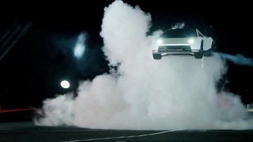Tesla Roadster Terbang dan Melaju Terbalik, Ini Cara Kerja Dua Sistemnya