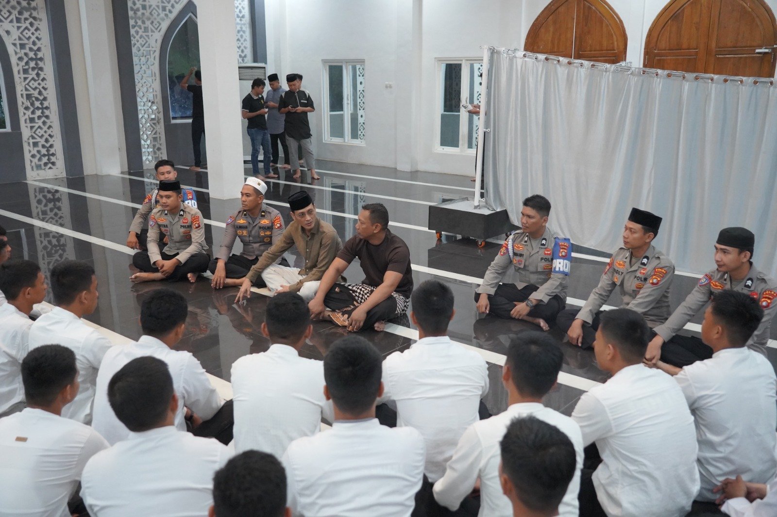 Kabidpropam, Kabidkum dan PJU Polda Sulbar Salat Subuh Berjamaah di Masjid, Dialog dengan Warga soal Narkoba hingga Kenakalan Remaja
