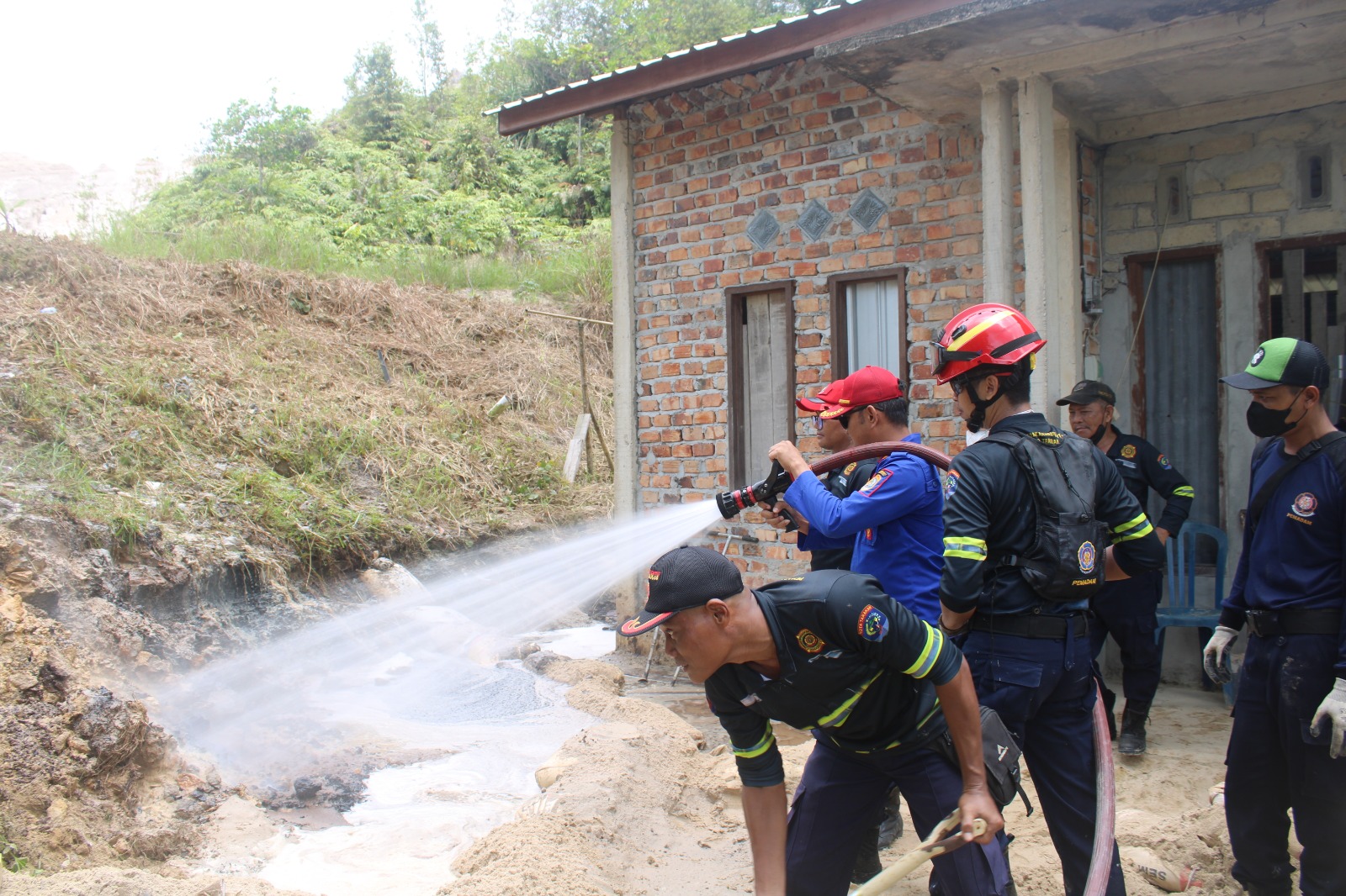 Bara Batu Bara di Tebing Karang Anyar Tarakan Sulit Padam, Damkar Bor Puluhan Lubang Sedalam 1,5 Meter